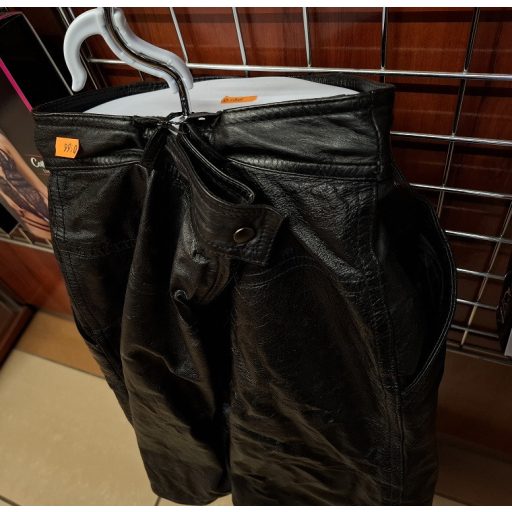 Fekete műbőr szoknya