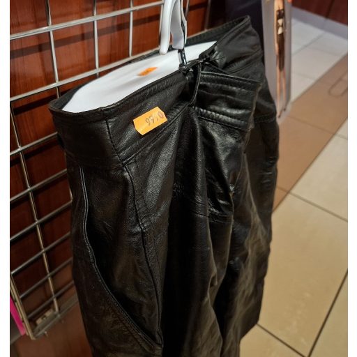 Fekete műbőr szoknya